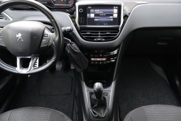 Peugeot 208 I Hatchback 5d Facelifting 1.2 PureTech 110KM 2016 Peugeot 208 1.2 PureTech, Salon Polska, zdjęcie 11
