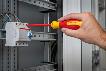 ZESTAW 7 NARZĘDZI IZOLOWANYCH SZCZYPCE KOMBINERKI WKRĘTAKI NÓŻ VDE BOSCH