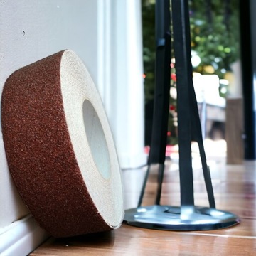 ЛЕНТА ПРОТИВСКОЛЬЗЯЩАЯ 50/6м ДЛЯ ЛЕСТНИЦ коричневая внешняя Paper tech