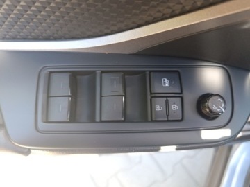 Toyota C-HR I Crossover Facelifting 1.8 Hybrid 122KM 2023 Toyota C-HR 1.8 Hybrid GPF Comfort Toyota C-HR 1.8, zdjęcie 31