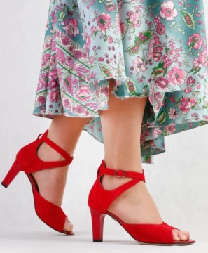 Красные кожаные босоножки на шпильке