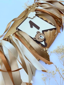 Вымпел-перетяжка на стул, гирлянда с номером - мишкой и лентами.