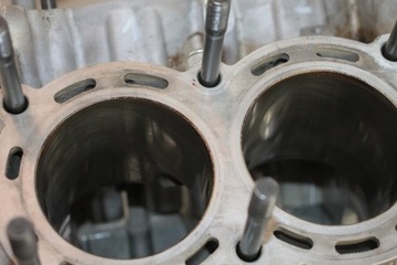 APRILIA RSV4 1000 CYLINDRY TŁOKI KARTER BLOK SILNIK