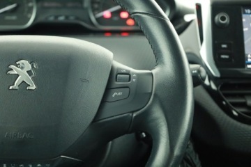 Peugeot 2008 I SUV Facelifting 1.2 PureTech 82KM 2018 Peugeot 2008 1.2 PureTech, Salon Polska, zdjęcie 16