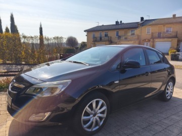 Opel Astra J Hatchback 5d 1.4 Turbo ECOTEC 140KM 2011 OPEL ASTRA J 1,4 140KM Stan BDB, zdjęcie 1