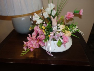 Украшение пасхального стола зайчиком и пасхальными яйцами, цветами на могилу, кладбище