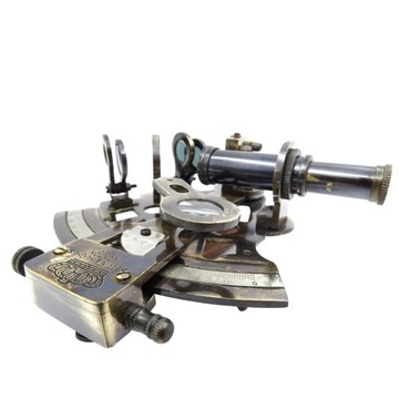 Секстан латунный в кожаной коробке.