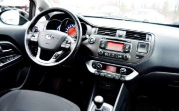 Kia Rio III Hatchback 3d 1.2 DOHC CVVT 85KM 2012 Kia Rio Szyberdach, Ledy, Czujniki parkowania, KeyLess Bluetooth 1.2 85KM, zdjęcie 4