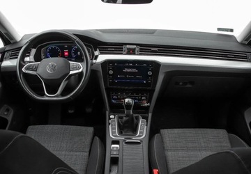 Volkswagen Passat B8 Variant Facelifting 1.5 TSI EVO 150KM 2022 Volkswagen Passat 1.5 TSI 150 KM Business Autoalarm Podgrzewane Fotele Cyf, zdjęcie 13