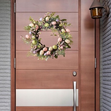 Пасхальный венок, подвесной к окну входной двери