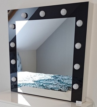 Зеркало для макияжа с подсветкой, глянцевое черное.