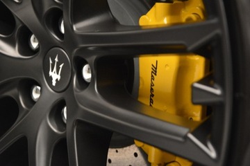 Наклейка Maserati на передний тормозной суппорт