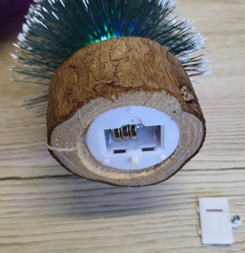 РОЖДЕСТВЕНСКАЯ ЕЛКА, засыпанная снегом, НА СТОЛБИКЕ, 20 искусственных светодиодов.