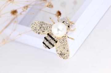 Broszka przypinka elegancka z pszczółką owad cyrkonie z białymi perłami