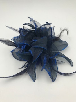 BROSZKA KWIAT MATERIAŁOWY Z PIÓRAMI GRANATOWA