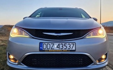 Chrysler Pacifica II 3.6 V6 291KM 2020 Chrysler Pacifica 3.6 V6 291KM Skora LED El. DrzwiKlapa 3.6 Benzyna 291KM, zdjęcie 4