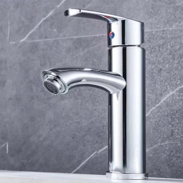 Стоящая батарея раковины в ванной комнате. Шлепец для хромированной раковины