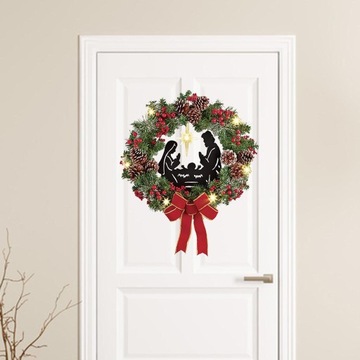 Художник собирает 2 рождественских венка с бантиками