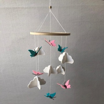 Ręcznie robione łóżeczko dziecięce z filcu