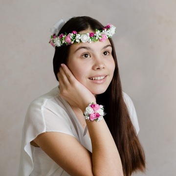 Живой венок для причастия, белые и розовые розы.