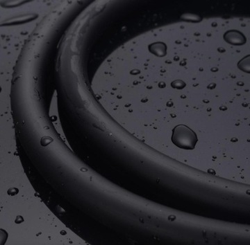 Черный душевой набор с силиконовым шлангом.