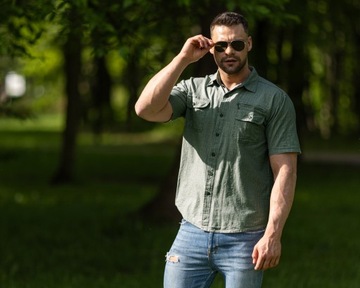 KOSZULA MĘSKA GŁADKA Z KIESZENIAMI NA GUZIKI NA ZAMEK - OLIWKOWA - M