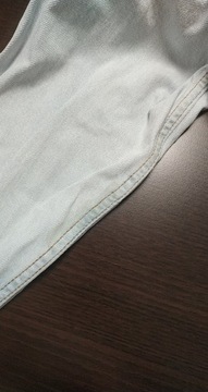 Jasnoniebieska krótka kurtka jeansowa defekt 40