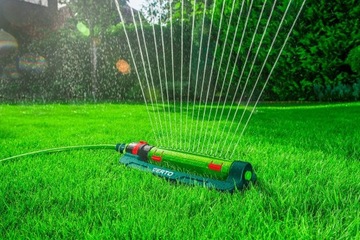 КОЛЕБАТЕЛЬНЫЙ САДОВЫЙ ДОЖДЕВАТЕЛЬ С 18 ФОРСУНКАМИ ДЛЯ ГАЗОНА ПЛОЩАДЬЮ 285 м2 КАЧАЮЩИЙСЯ САД