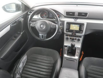 Volkswagen Passat B7 Variant 1.6 TDI CR DPF BlueMotion 105KM 2012 VW Passat 1.6 TDI, Navi, Klima, Klimatronic, zdjęcie 6