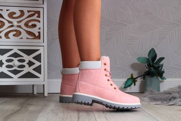 Зимние ботинки изолированные снежные ботинки