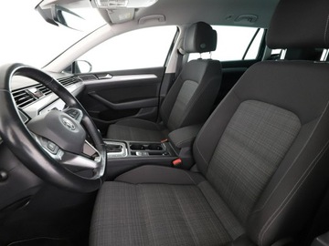 Volkswagen Passat B8 Variant 2.0 TDI BlueMotion SCR 150KM 2019 Volkswagen Passat lift LED navi klima auto, zdjęcie 12