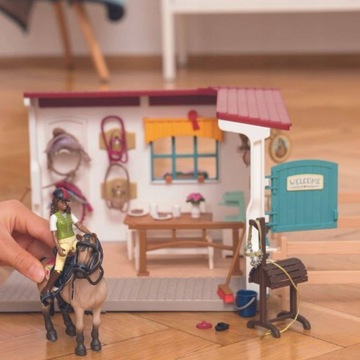 Шорно-седельные изделия - SCHLEICH HORSE CLUB 42591 СЕДЛЕННАЯ КОМНАТА С ЛОШАДЬЮ 42591