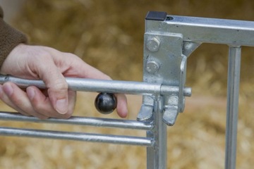 ДОМ ДЛЯ ТЕЛЯТ С ЛЁГКИМ ЗАБОРОМ КЕРБЛ