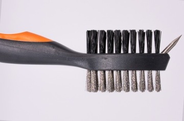 Кисть детектива, охотника за сокровищами для очистки находок с помощью лупы