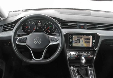 Volkswagen Passat B8 Variant Facelifting 2.0 TDI SCR 200KM 2023 Volkswagen Passat Variant 2.0TDI 200KM DSG, Business, Czujniki parkowania,, zdjęcie 16