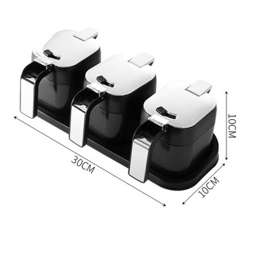 Контейнеры для специй с крышками.