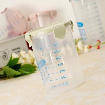 4 . Пластиковая коробка для макаронных изделий, сладостей