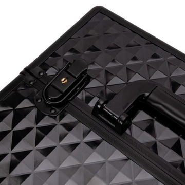 Косметичка, лак, лампа, большой двухсекционный чемодан, черный чемодан.