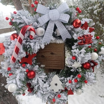 РОЖДЕСТВЕНСКОЕ ПЛАТЬЕ ДЛЯ РОЖДЕСТВЕНСКОГО СТОЛА, РОЖДЕСТВЕНСКИЙ ВЕНОК, ЧЕТЫРЕ СВЕЧИ