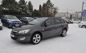 Opel Astra J Sports Tourer 1.4 Turbo ECOTEC 140KM 2012 Opel Astra 1.4 150 JAHRE Benzyna Tempomat Cz. parkowania Klimatyzacja 1.4