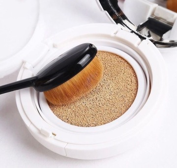 Плотная кисть для макияжа для тонального макияжа.