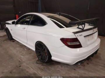 Mercedes Klasa C W205 2013 Mercedes-Benz Klasa C 63 AMG 2013 6.3l 6.3 Benzyna 451KM, zdjęcie 3