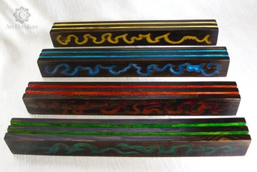 Zdobiony drewniany stojak na karty do gry czerwony