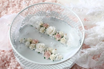 Нежная крестильная повязка на голову из цветов для девочки.