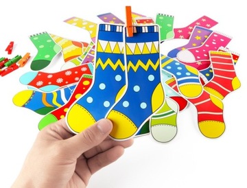 Подберите набор из 16 пар носков и 16 деревянных прищепок.