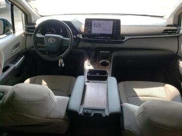 Toyota Sienna III 2023 Toyota Sienna 2023, 2.5L, LE, porysowany lakier 2.5 Benzyna 189KM, zdjęcie 6