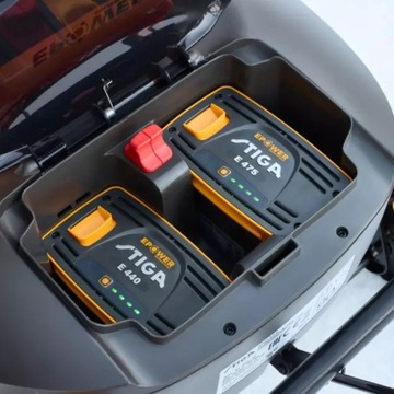 Комплект снегоочистителя STIGA ST 700e с мощным аккумулятором емкостью 7,5 Ач и зарядным устройством