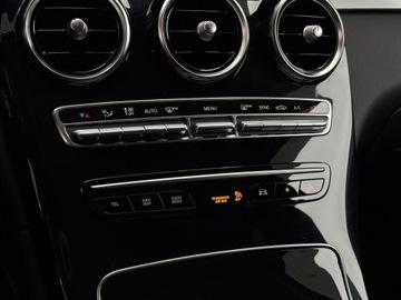 Mercedes GLC C253 SUV Facelifting 2.0 200d 163KM 2019 Mercedes-Benz GLC 200 d 4-Matic / Kamera cofania /, zdjęcie 22