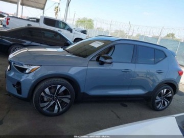 Volvo XC40 2023 Volvo XC 40 B5 Ultimate Dark Theme 2023 2.0l 2.0 Benzyna 247KM, zdjęcie 2