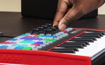 Клавиатура контроллера AKAI APC KEY 25 MK2